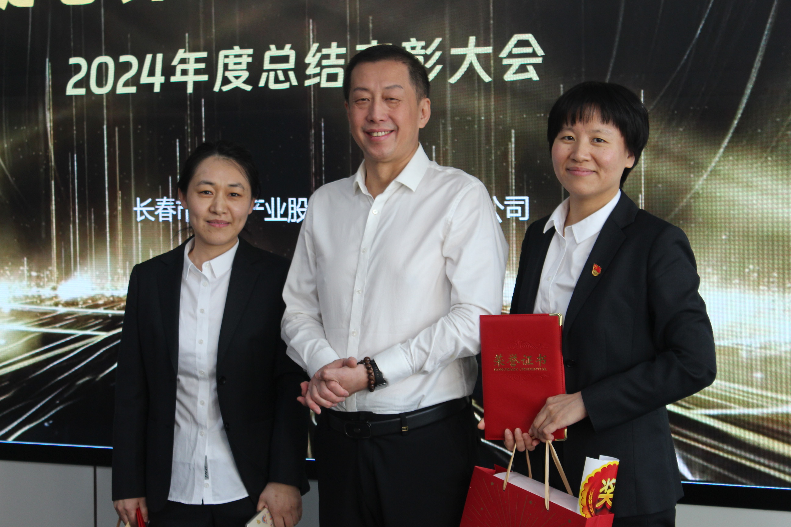 1766733119804171.jpg 新投副总经理、工会主席孙力颁发“投稿先锋”奖.JPG